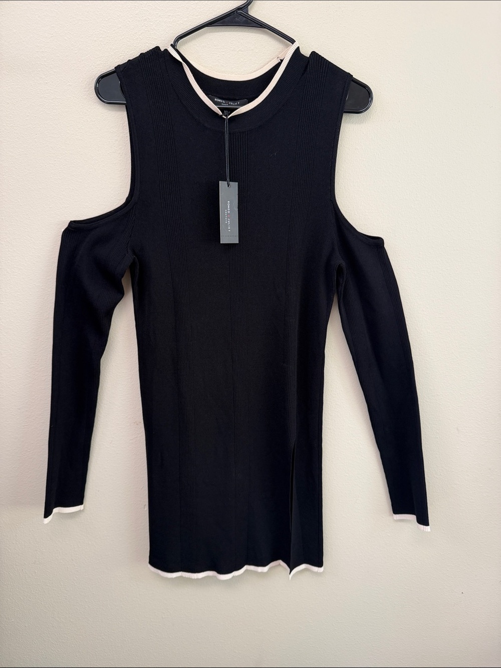 Romeo + Juliet  Couture Cold-Shoulder Black Ribbed Sweater SzL NWT